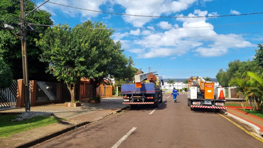 Fios no chão: caminhão enrosca em poste danificado e arranca poste de casa