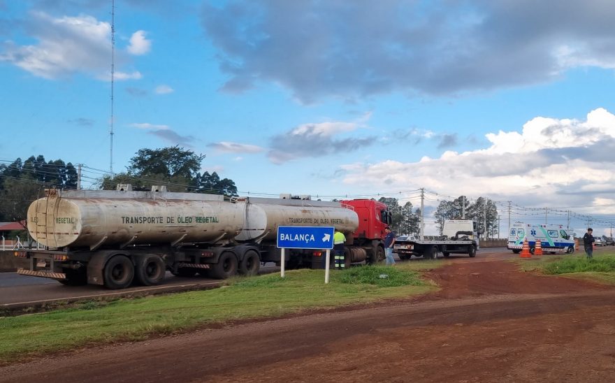 Acidente entre carreta e caminhão guincho é registrado em Cascavel