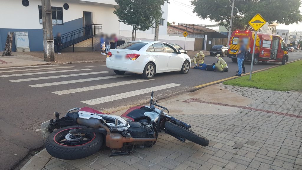 Mulher sofre fratura na perna após acidente na Rua Presidente Juscelino Kubitschek em Cascavel