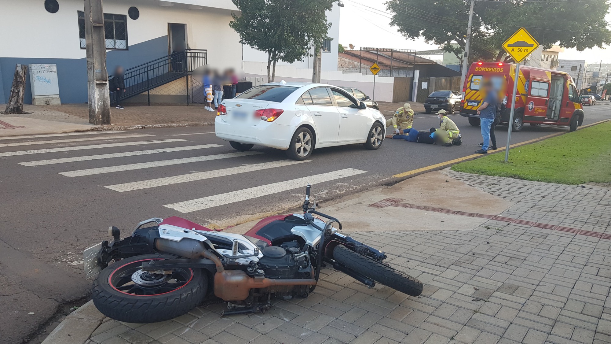 Mulher sofre fratura na perna após acidente na Rua Presidente Juscelino Kubitschek em Cascavel Mulher sofre fratura na perna após acidente na Rua Presidente Juscelino Kubitschek em Cascavel