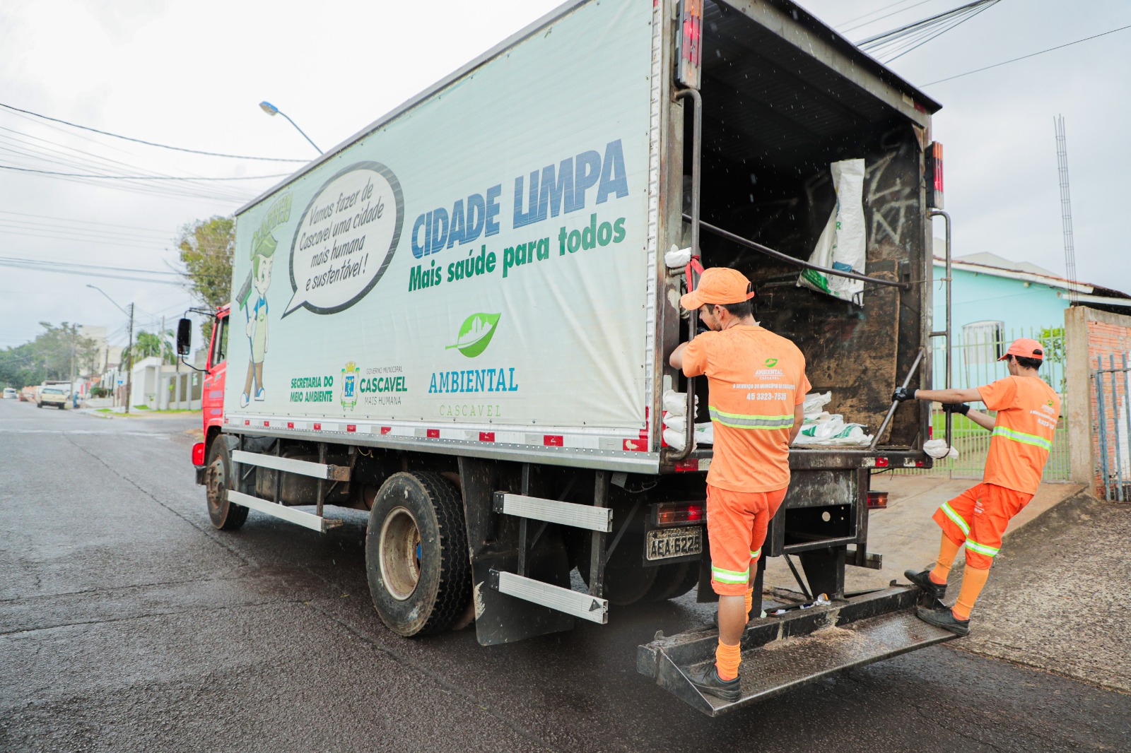Cascavel processa mais de 300 toneladas de recicláveis por mês, mas objetivo é aumentar com ajuda dos cascavelenses Cascavel processa mais de 300 toneladas de recicláveis por mês, mas objetivo é aumentar com ajuda dos cascavelenses