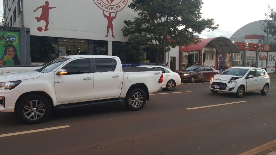 Acidente entre Palio e Hilux causa transtornos na Rua Recife