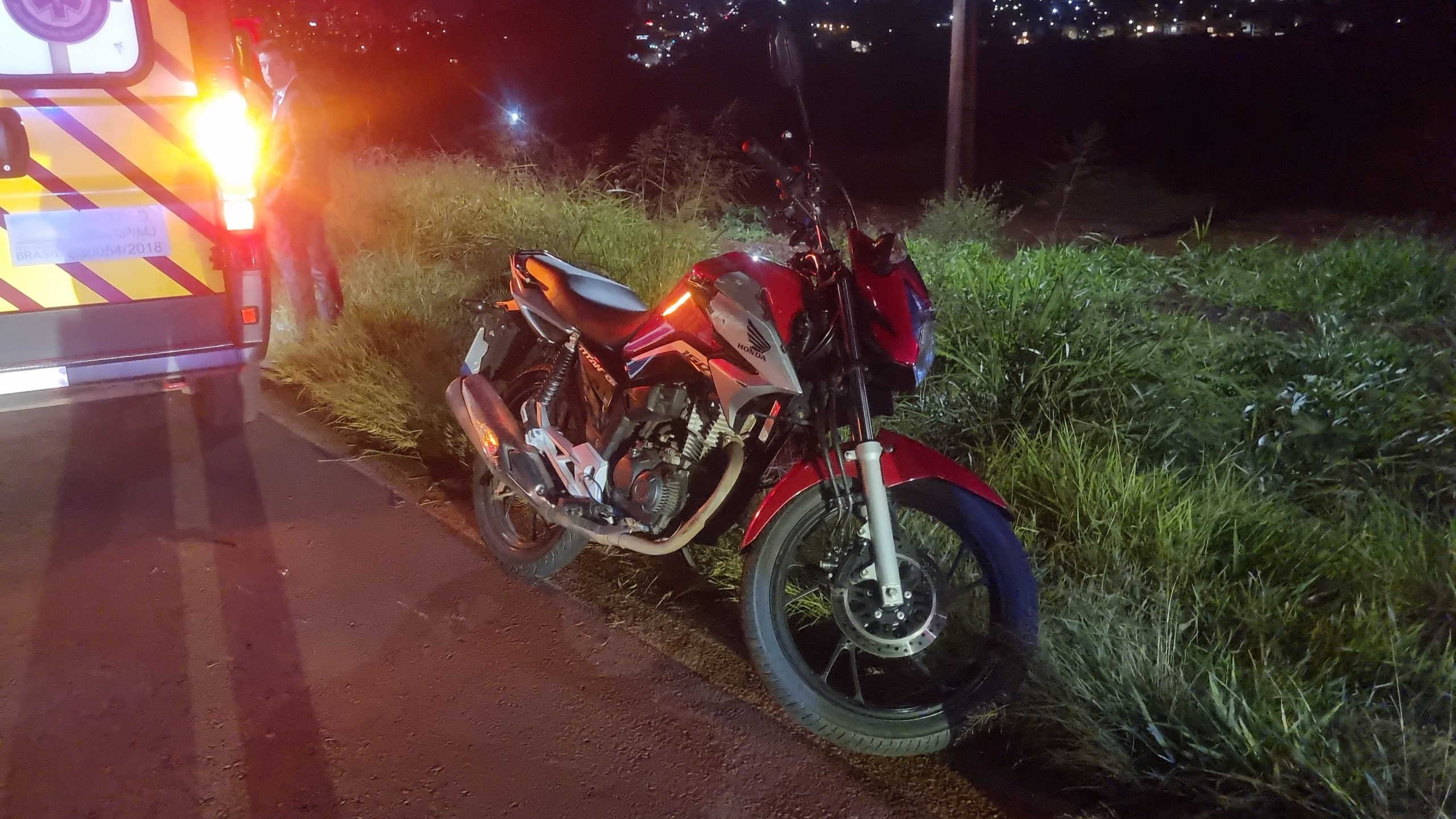 Motociclista bate na traseira de carro na Rua Jorge Lacerda em Cascavel Motociclista bate na traseira de carro na Rua Jorge Lacerda em Cascavel