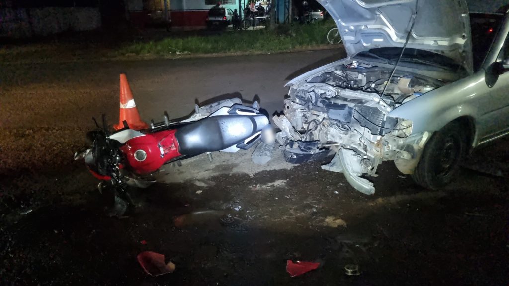 Após forte batida contra moto na Av. Corbélia, motorista abandona Parati em local de acidente