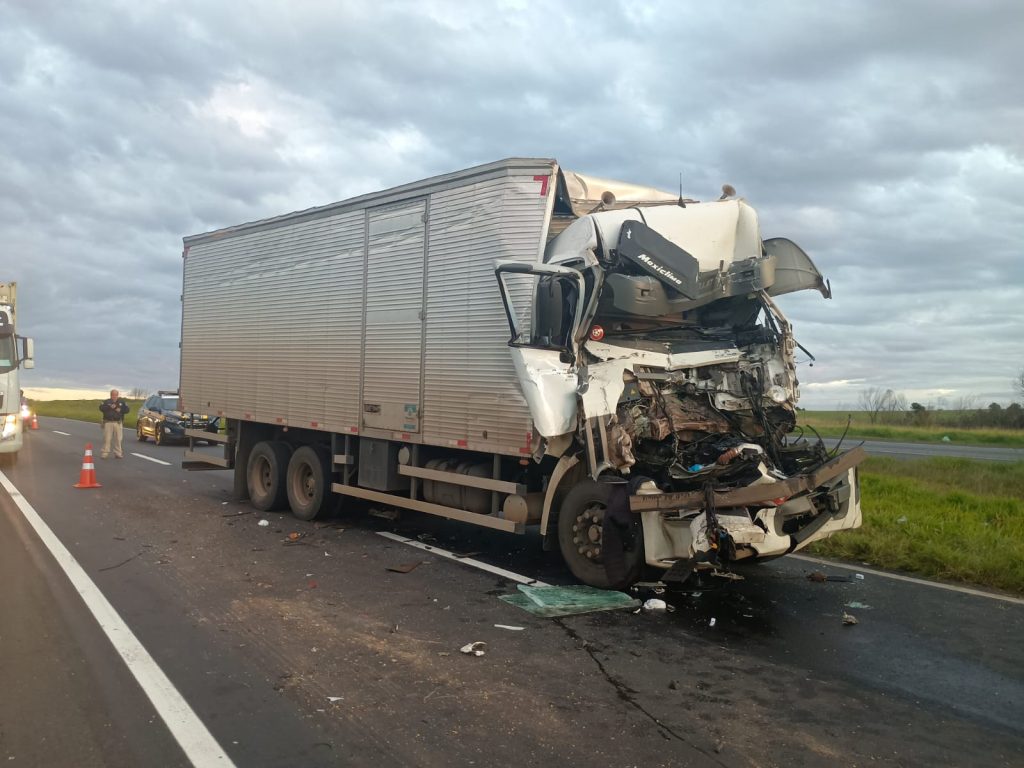 Motorista fica preso às ferragens após colisão traseira na BR-376