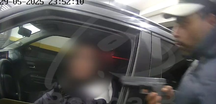 Imagens impressionantes! Câmera flagra momento em que mulher tem carro roubado por assaltante armado