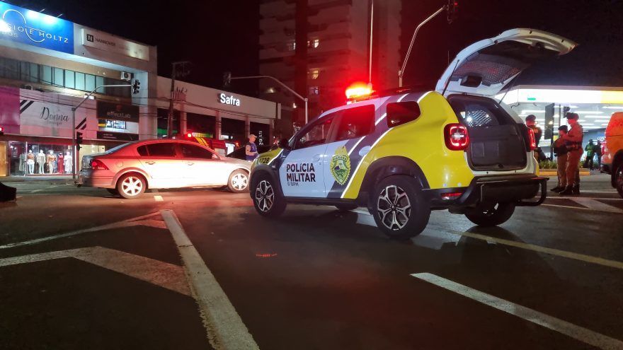Carros colidem na Avenida Brasil; PM é acionada