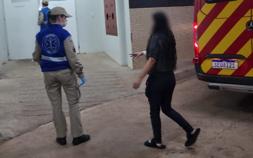Mulher mordida pelo cachorro é socorrida pelo Siate no Bairro Interlagos
