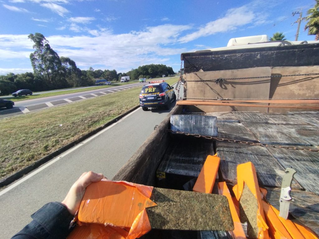 Em ação com a Polícia Civil do RS, PRF apreende mais de uma tonelada de maconha em caminhão na BR-277