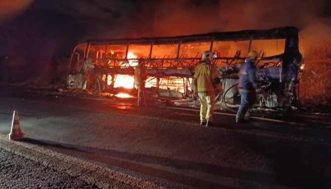 Incêndio destrói ônibus na PR-182 em Toledo e motorista escapa ileso