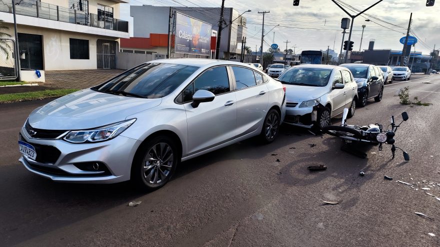 Após quase ser esmagado, motociclista sai ileso de engavetamento com quatro veículos