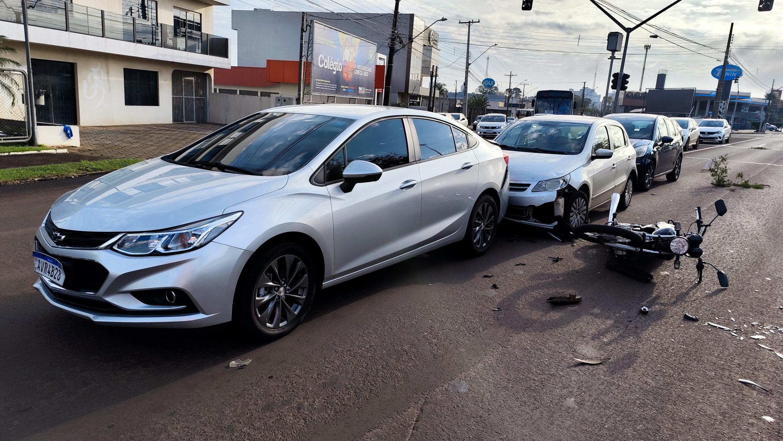 Após quase ser esmagado, motociclista sai ileso de engavetamento com quatro veículos Após quase ser esmagado, motociclista sai ileso de engavetamento com quatro veículos