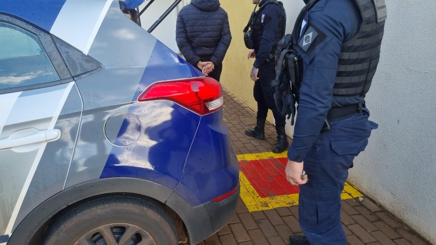Com moto paraguaia e placa brasileira, jovem é abordado e detido por adulteração
