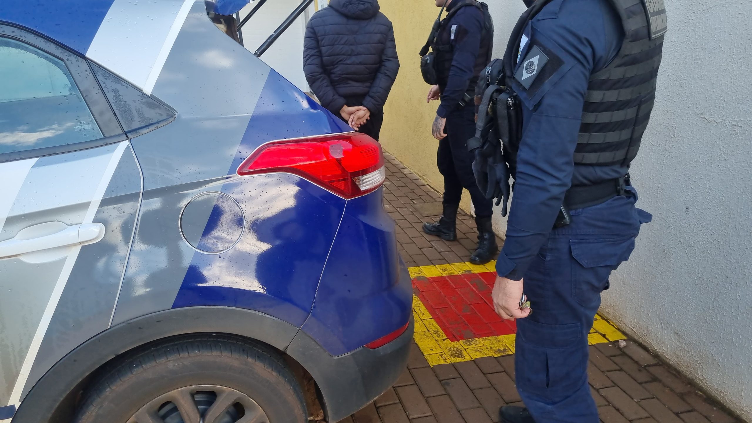 Com moto paraguaia e placa brasileira, jovem é abordado e detido por adulteração Com moto paraguaia e placa brasileira, jovem é abordado e detido por adulteração