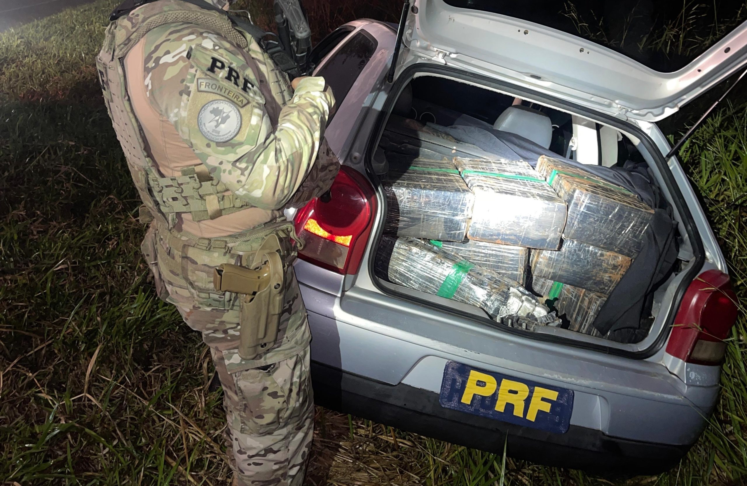 PRF apreende 380 kg de maconha em perseguição na BR-369, em Cascavel PRF apreende 380 kg de maconha em perseguição na BR-369, em Cascavel