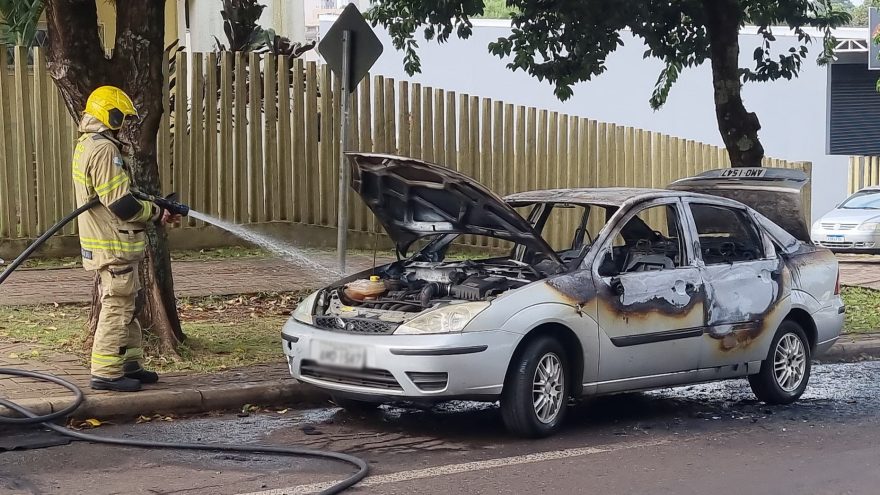 Focus pega fogo e Corpo de Bombeiros é acionado na Vila Tolentino