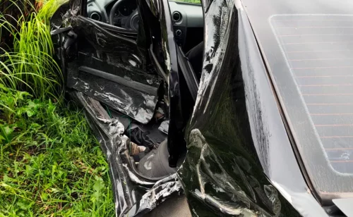 Milagre: Mulher escapa ilesa após carro ser atingido por caminhão no Contorno Norte