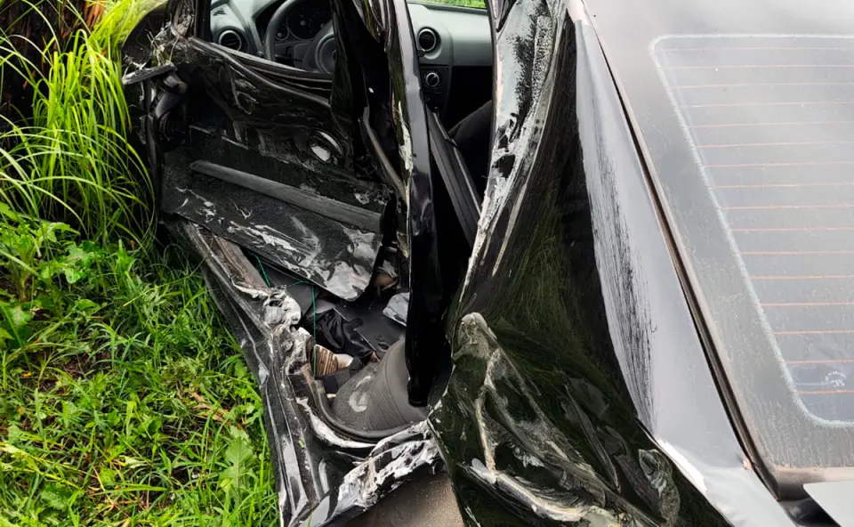 Milagre: Mulher escapa ilesa após carro ser atingido por caminhão no Contorno Norte