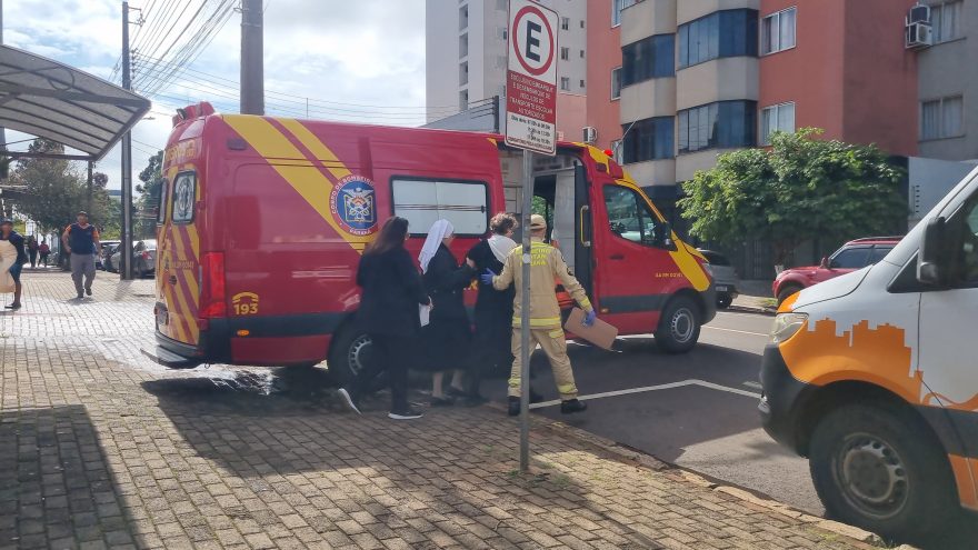 Colaboradora é socorrida com suspeita de fratura no braço após acidente em colégio