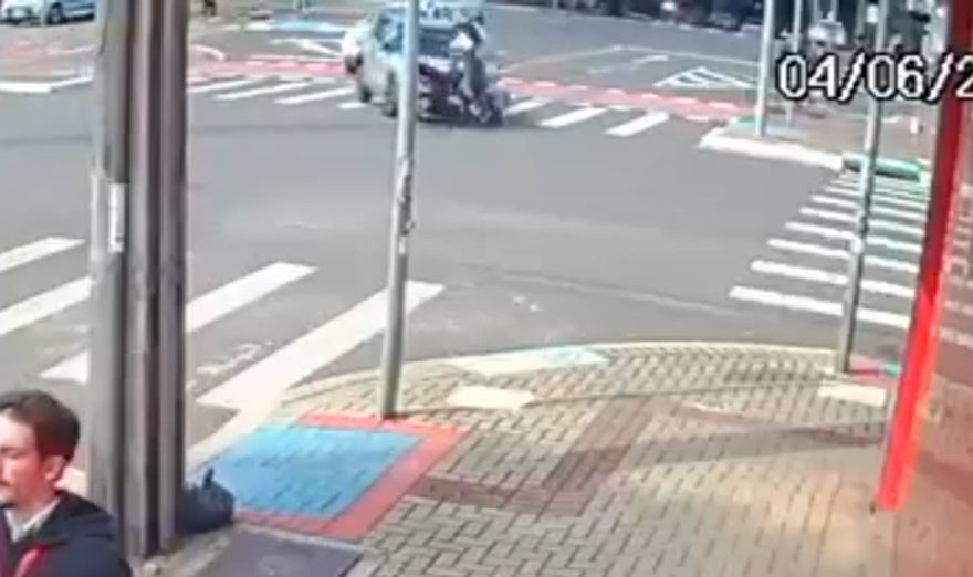 Vídeo mostra colisão frontal entre carro e moto na Avenida Brasil