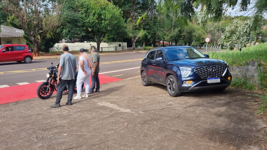 Creta e moto se envolvem em colisão na Rua 25 de Agosto