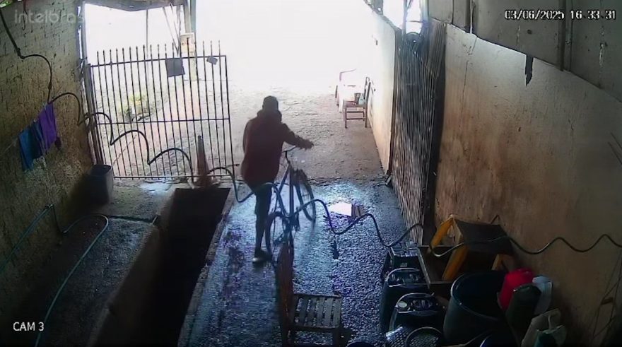 Câmera de segurança flagra furto de bicicleta em lava-car na Avenida Papagaios, em Cascavel
