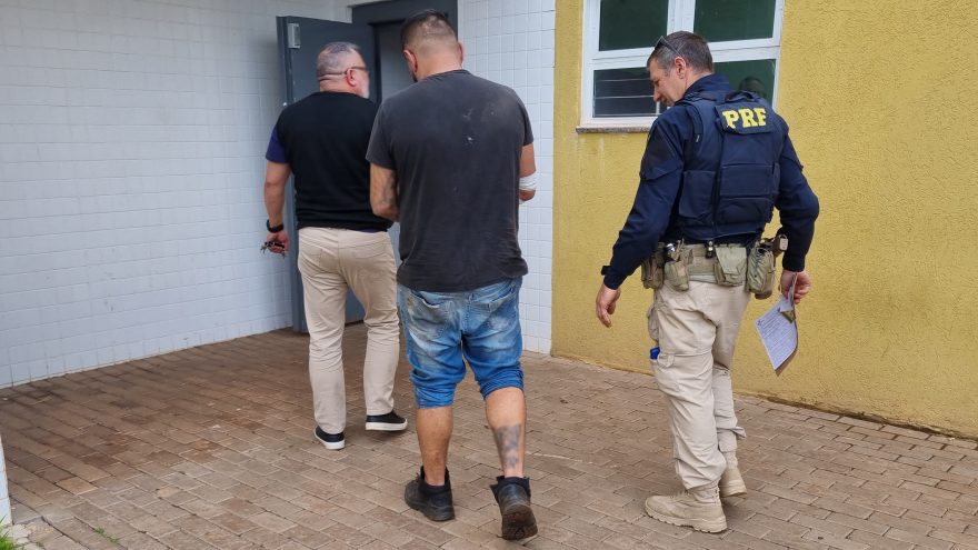 Homem é preso após fugir da PRF e ser atacado por cão rottweiler em quintal de residência