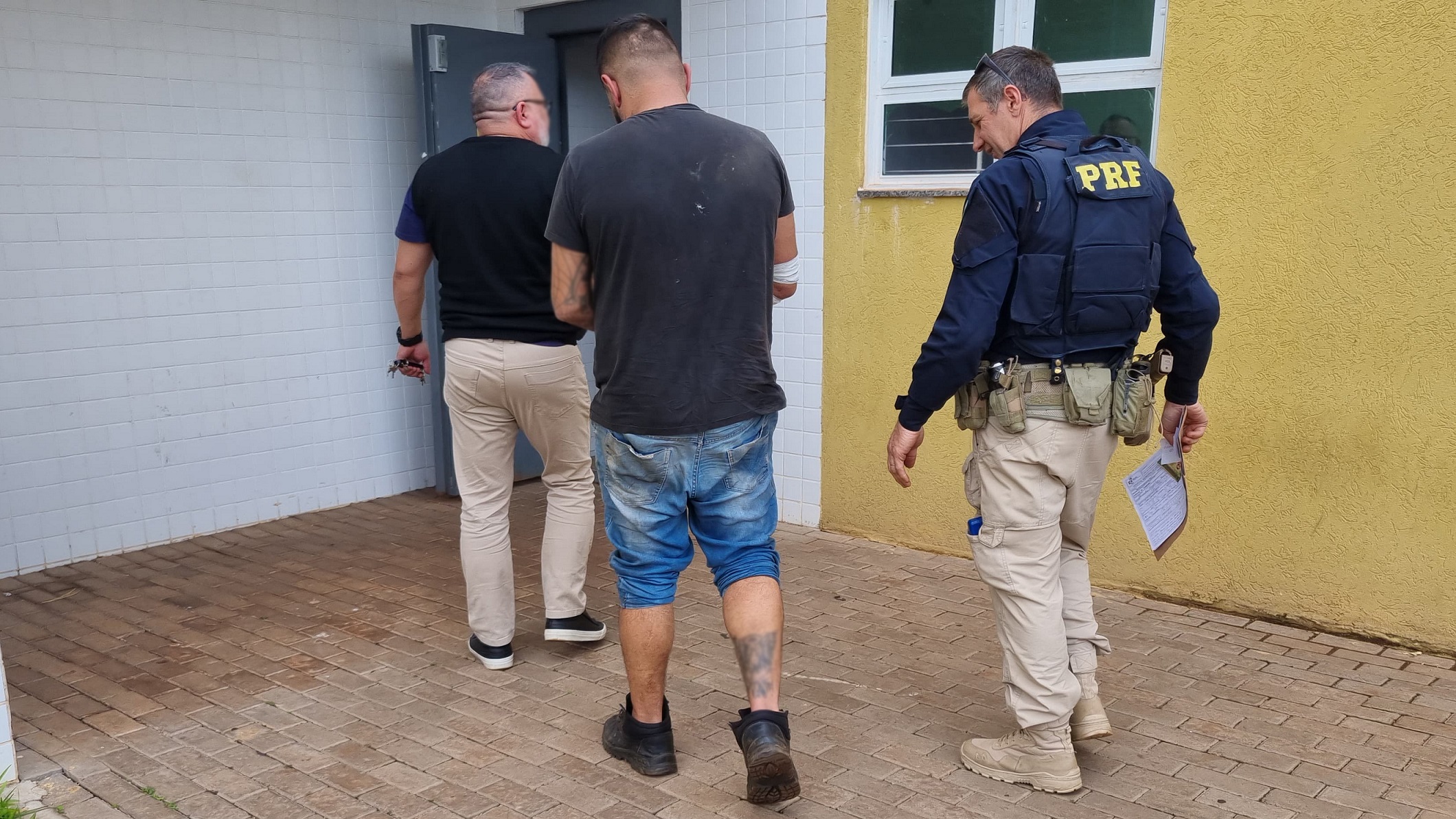 Homem é preso após fugir da PRF e ser atacado por cão rottweiler em quintal de residência