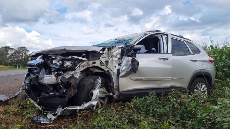 Tracker e caminhão se envolvem em forte acidente de trânsito na BR-163, em Cascavel