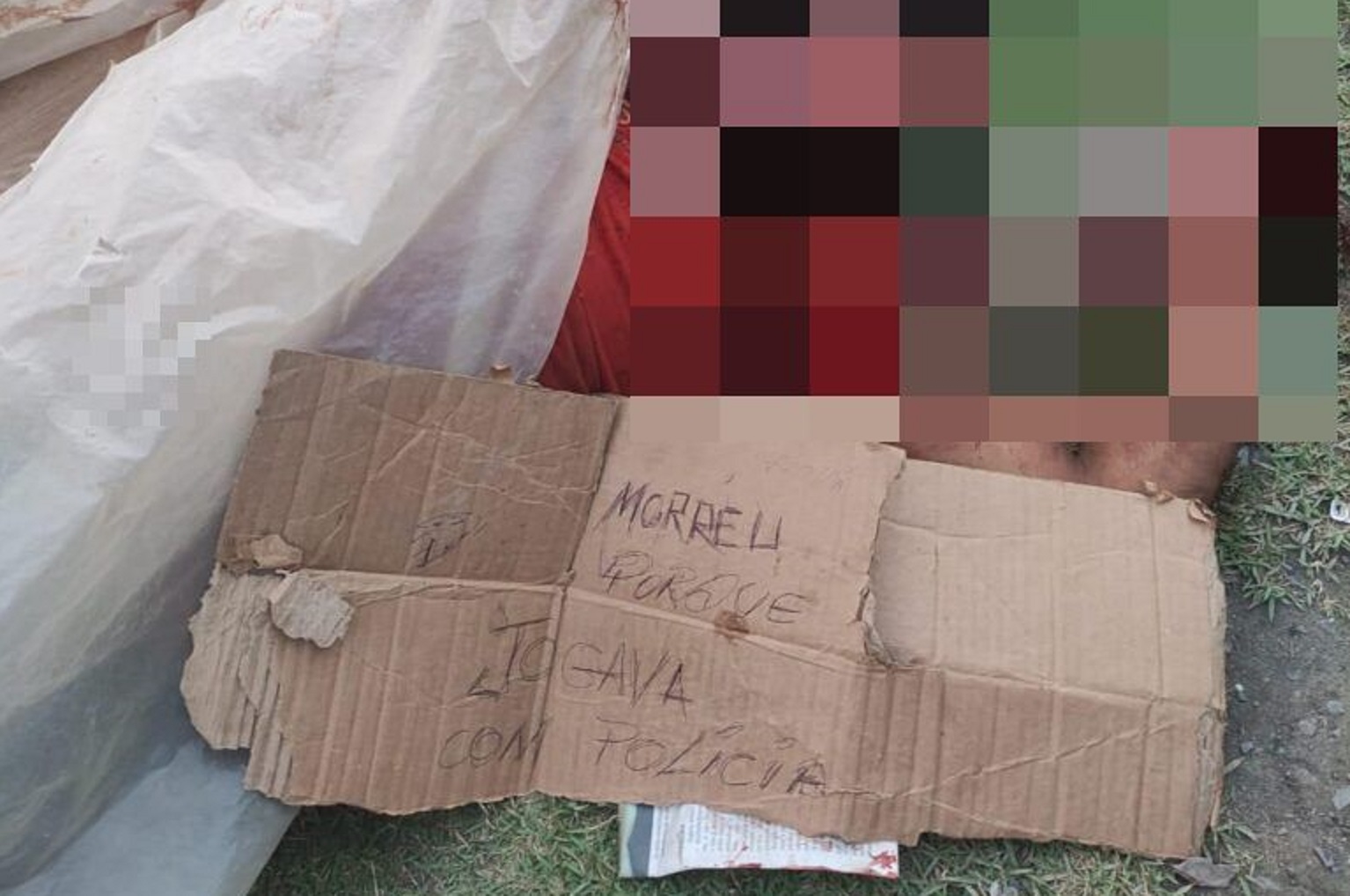 Homem esfaqueado é encontrado com mensagem: “Morreu porque jogava com a polícia”