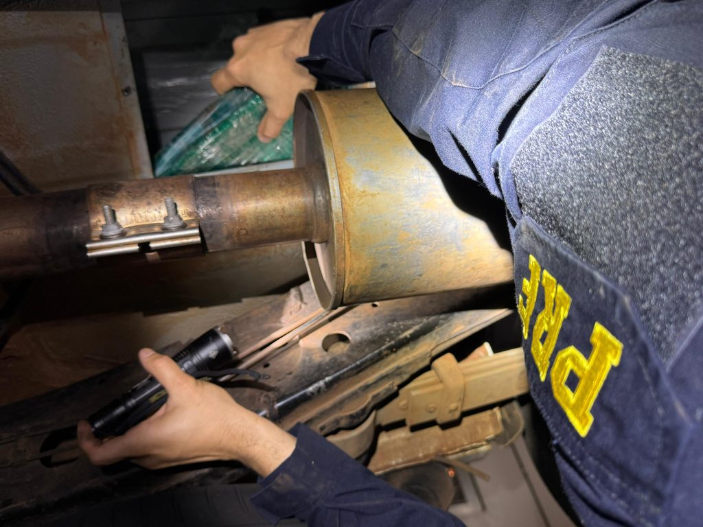 PRF apreende quase 93 kg de cocaína em assoalho de veículo