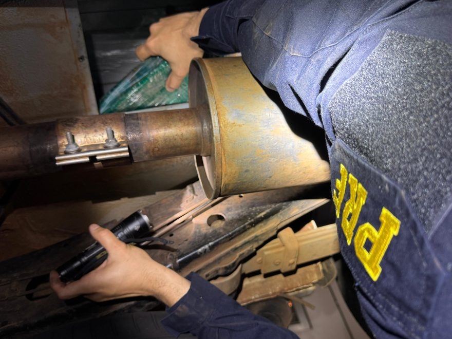 PRF apreende quase 93 kg de cocaína em assoalho de veículo