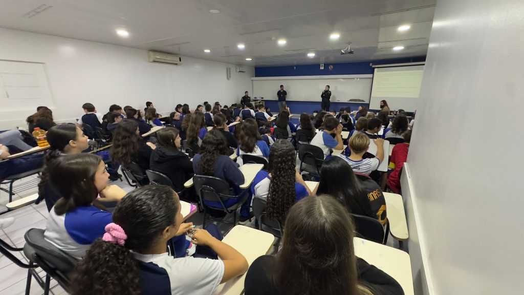 Polícia Civil do promove educação preventiva em colégio de Cascavel