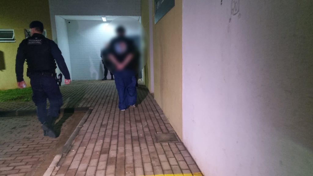 Adolescente é flagrado pela GM fumando cigarro de maconha no Terminal Oeste