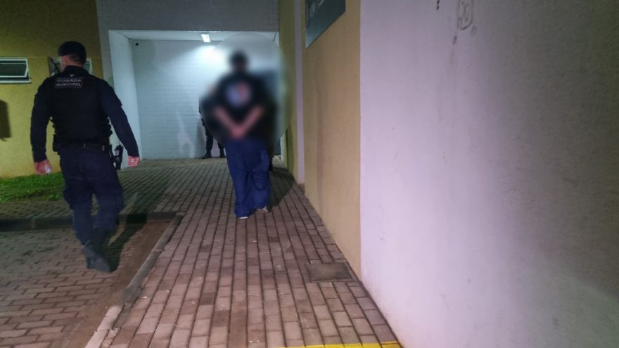 Adolescente é flagrado pela GM fumando cigarro de maconha no Terminal Oeste