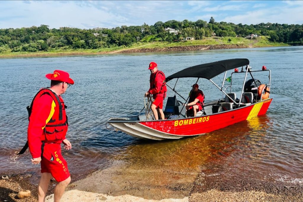 Mistério no Rio Paraná: mergulhadores do Corpo de Bombeiros buscam por suposta pessoa desaparecida
