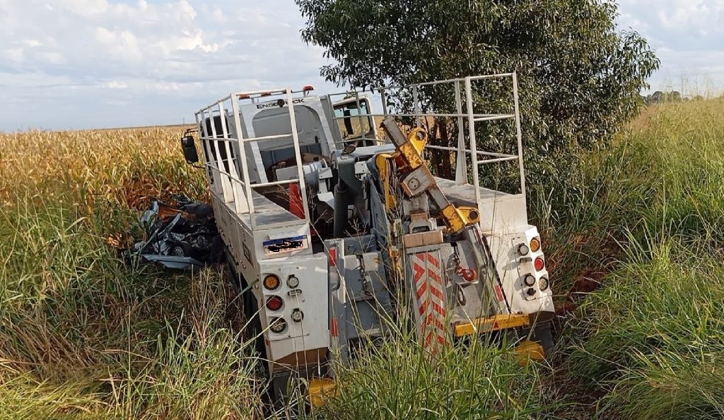 Motorista morre esmagado na BR-369 em Mamborê em colisão frontal entre caminhão e Fiat Uno