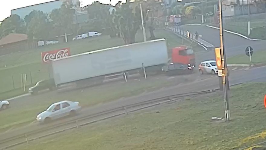 Colisão entre carro e carreta é registrada no Trevo da Portal, em Cascavel