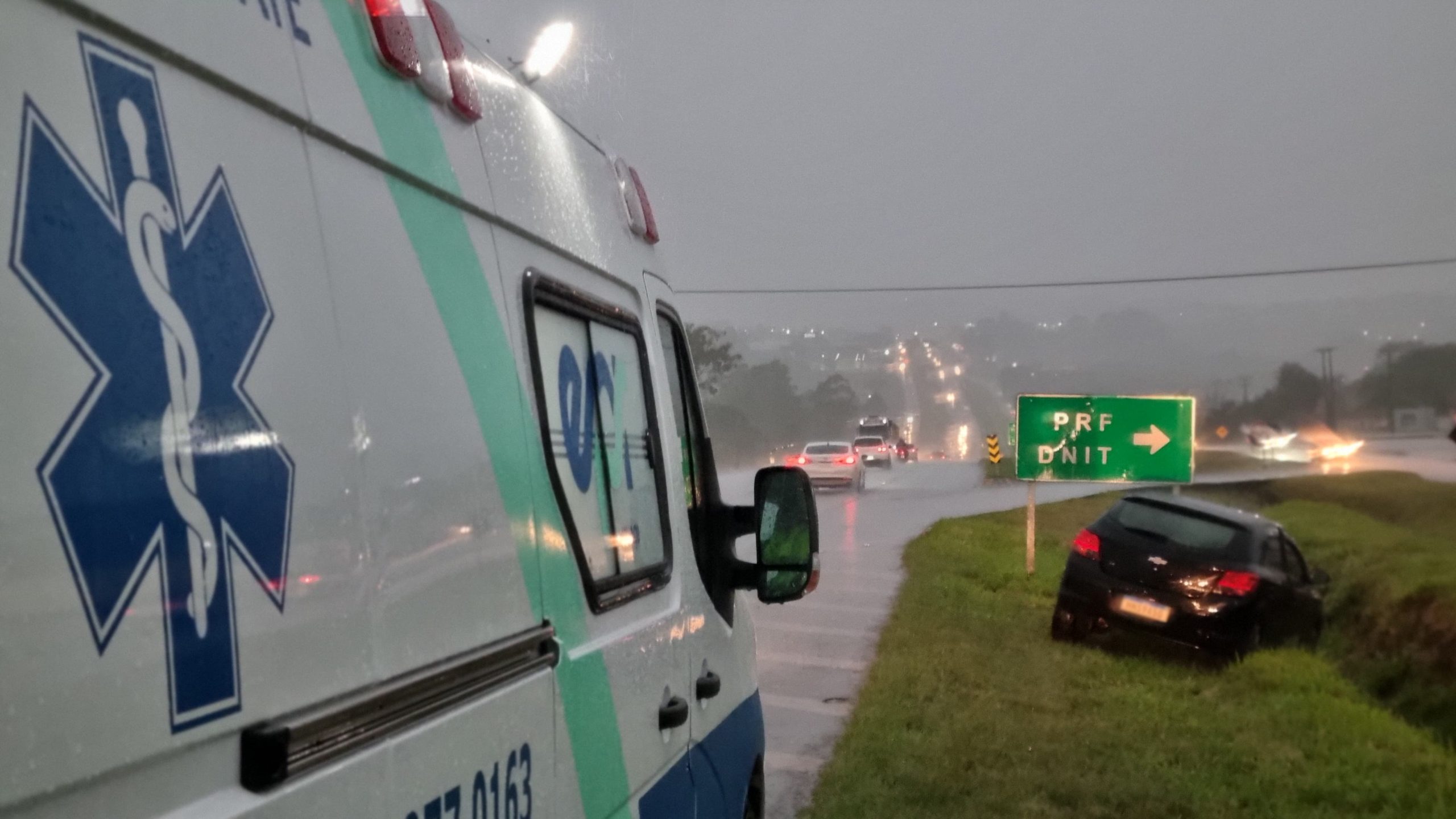 Ambulância do EPR Iguaçu é mobilizada após Onix cair em canaleta na BR-277, em Cascavel