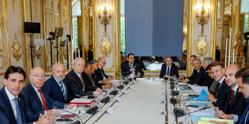 Imagem referente a Macron pede inclusão de cláusulas-espelho para acordo UE-Mercosul