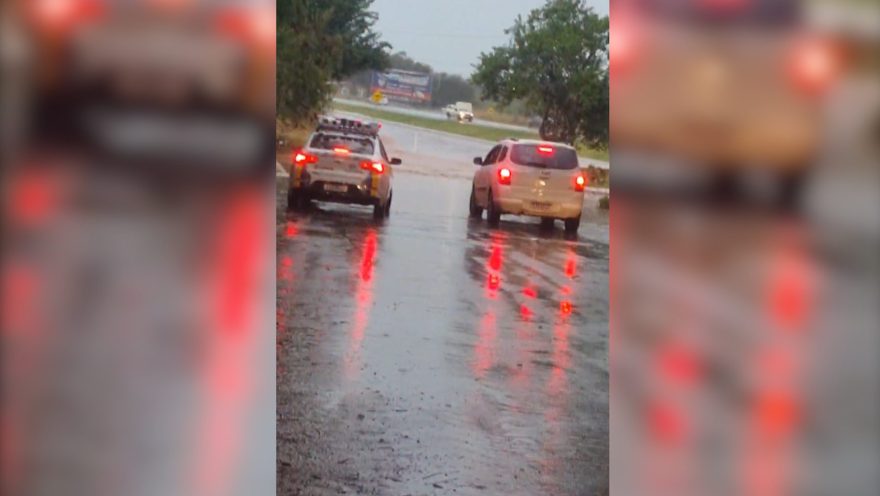 Alagamento é registrado na saída da marginal BR-277 no acesso ao Lago Municipal