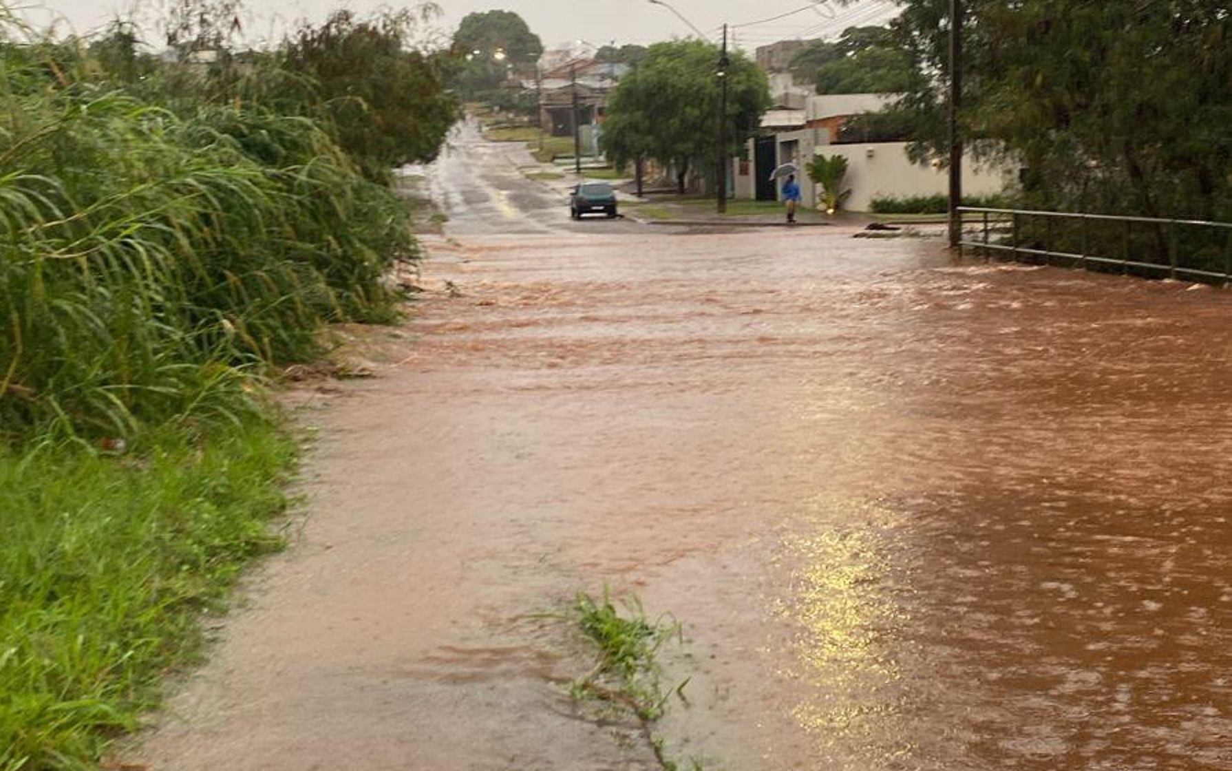 Rua Parecis se transforma em rio: motoristas devem buscar rotas alternativas