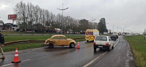 Fusca com quatro ocupantes colide com guard-rail na BR-369 Imagem referente a Fusca com quatro ocupantes colide com guard-rail na BR-369