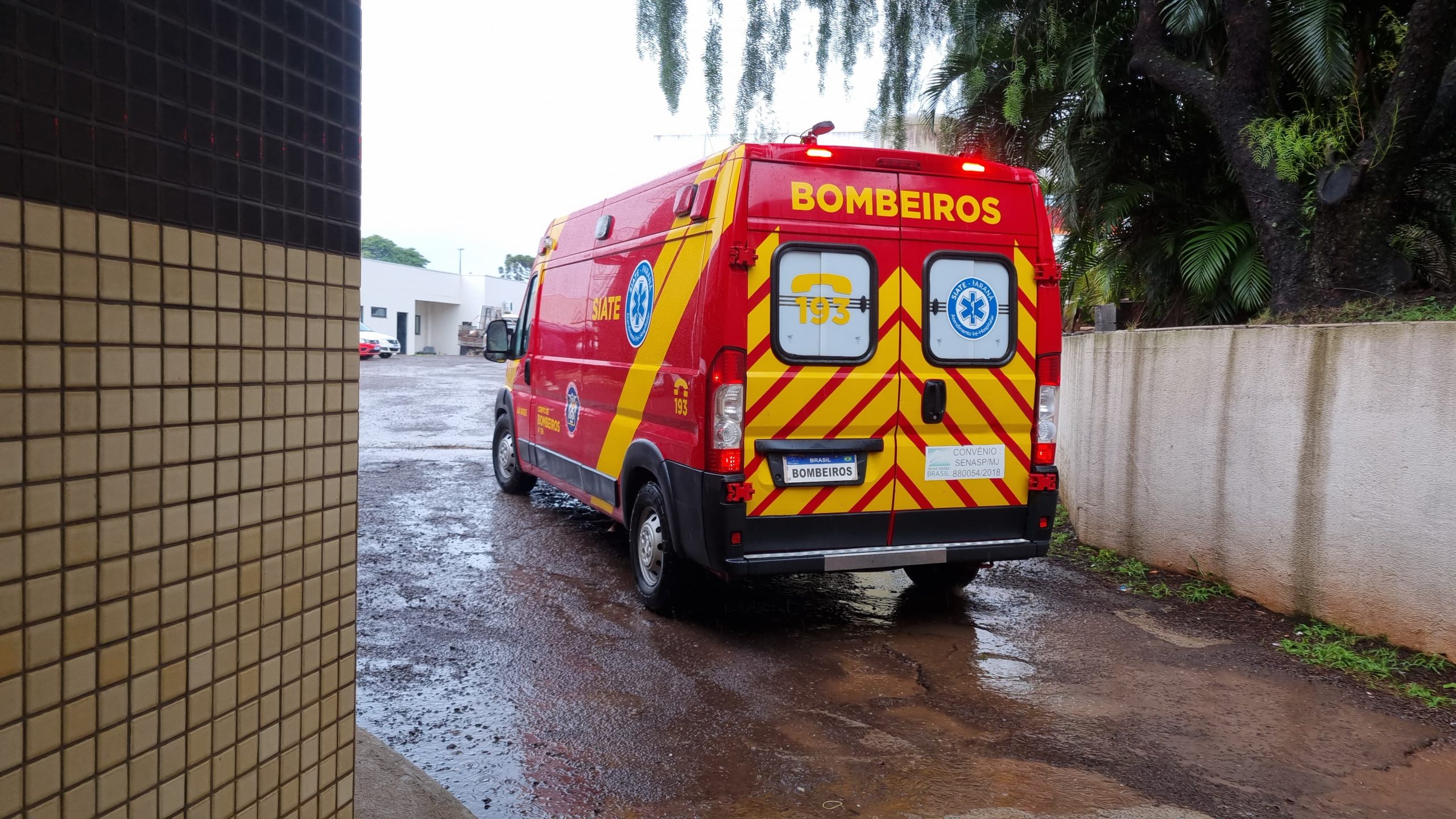 Homem fica ferido em acidente com serra circular no Santa Cruz