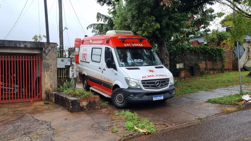 Samu socorre mulher após queda no Bairro Santa Cruz