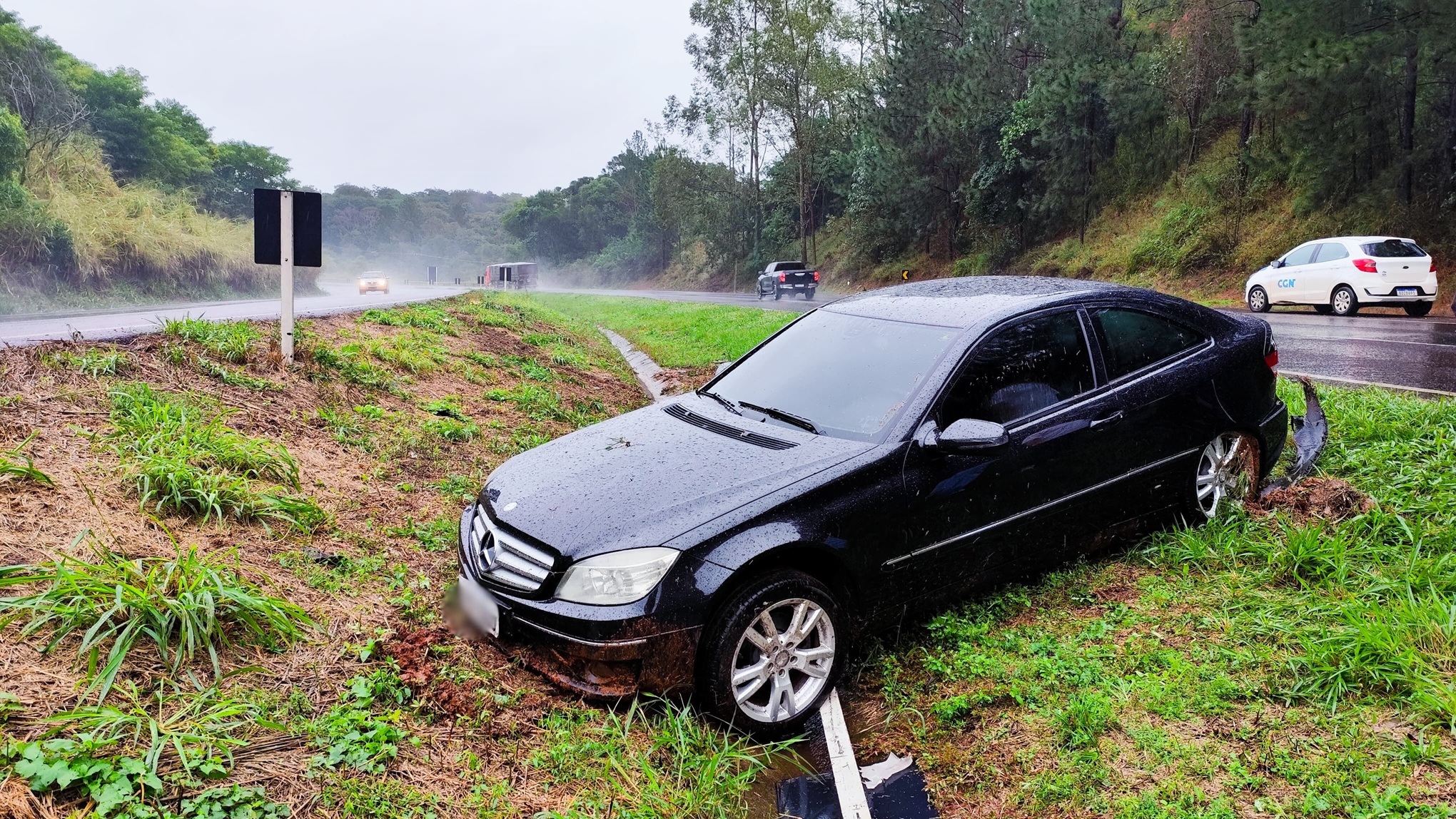 Mercedes aquaplana e vai parar no canteiro que divide as pistas na BR-163