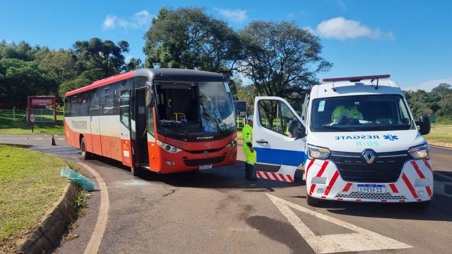 Ônibus e caminhão caçamba colidem na BR-277