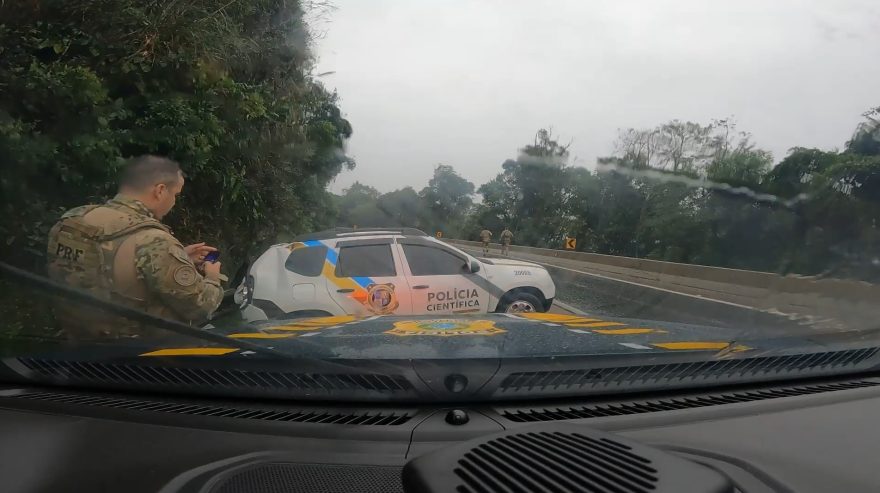 Perseguição na rodovia: PRF apreende falsa viatura da Polícia Científica carregada com maconha
