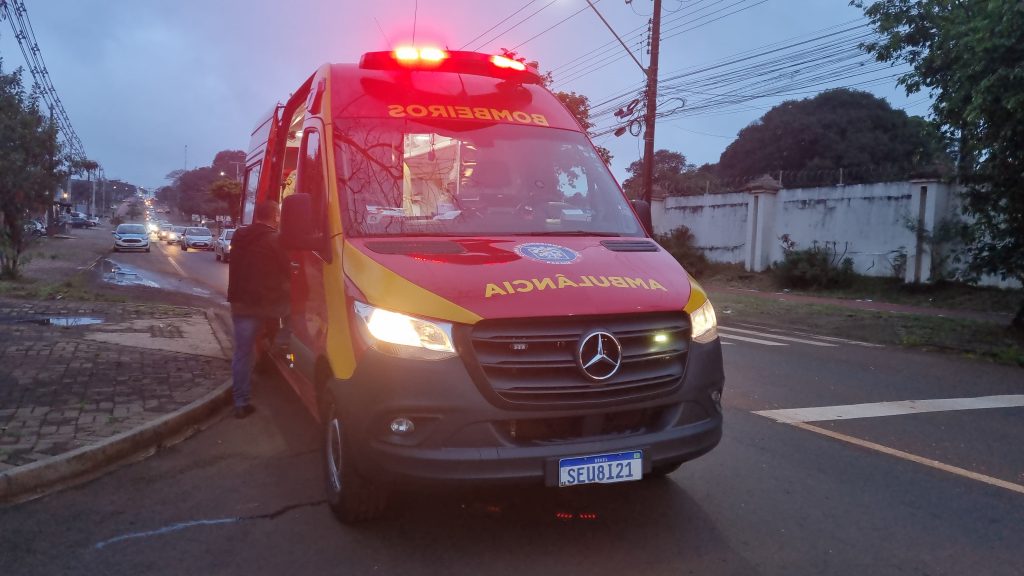 Rapaz fica ferido após bater moto contra traseira de Saveiro na Av. Piquiri