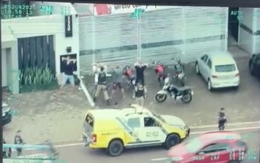 Imagens aéreas do helicóptero Falcão mostram abordagem que terminou com foragido detido